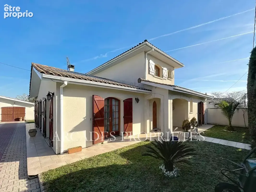 Élégante maison familiale avec piscine au cœur de bègle - photo 2