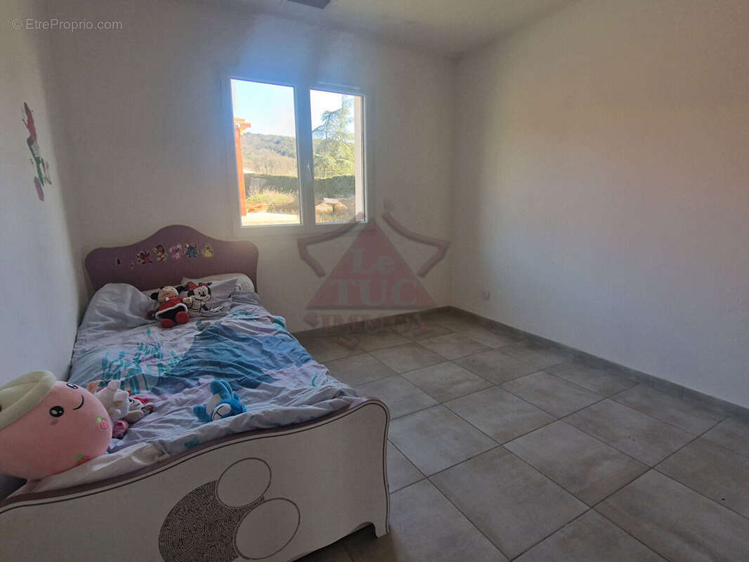 Maison à SAINT-JEAN-DE-MARUEJOLS-ET-AVEJAN