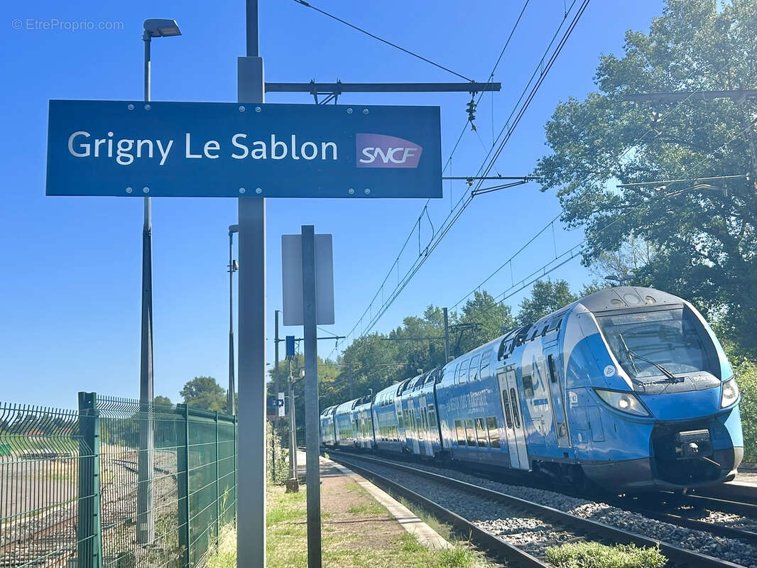 Terrain avec vue degagee, au calme, proche de lyon & st etienne - photo 4