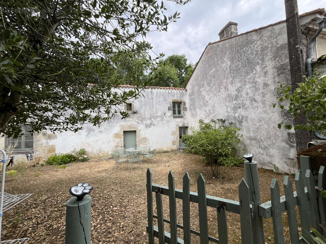 Maison à ROULLET-SAINT-ESTEPHE