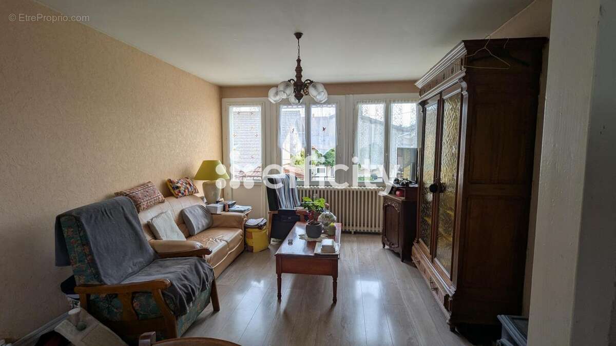 Maison à LA MONNERIE-LE-MONTEL