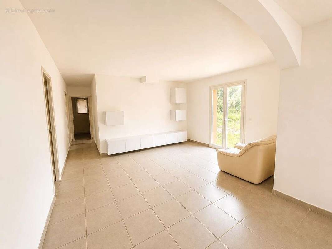 Maison à LES MAYONS