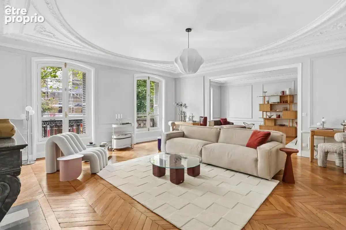 Paris XVIe – Avenue Victor Hugo / Arc de Triomphe - Appartement d'exception, cachet et volumes - photo 2