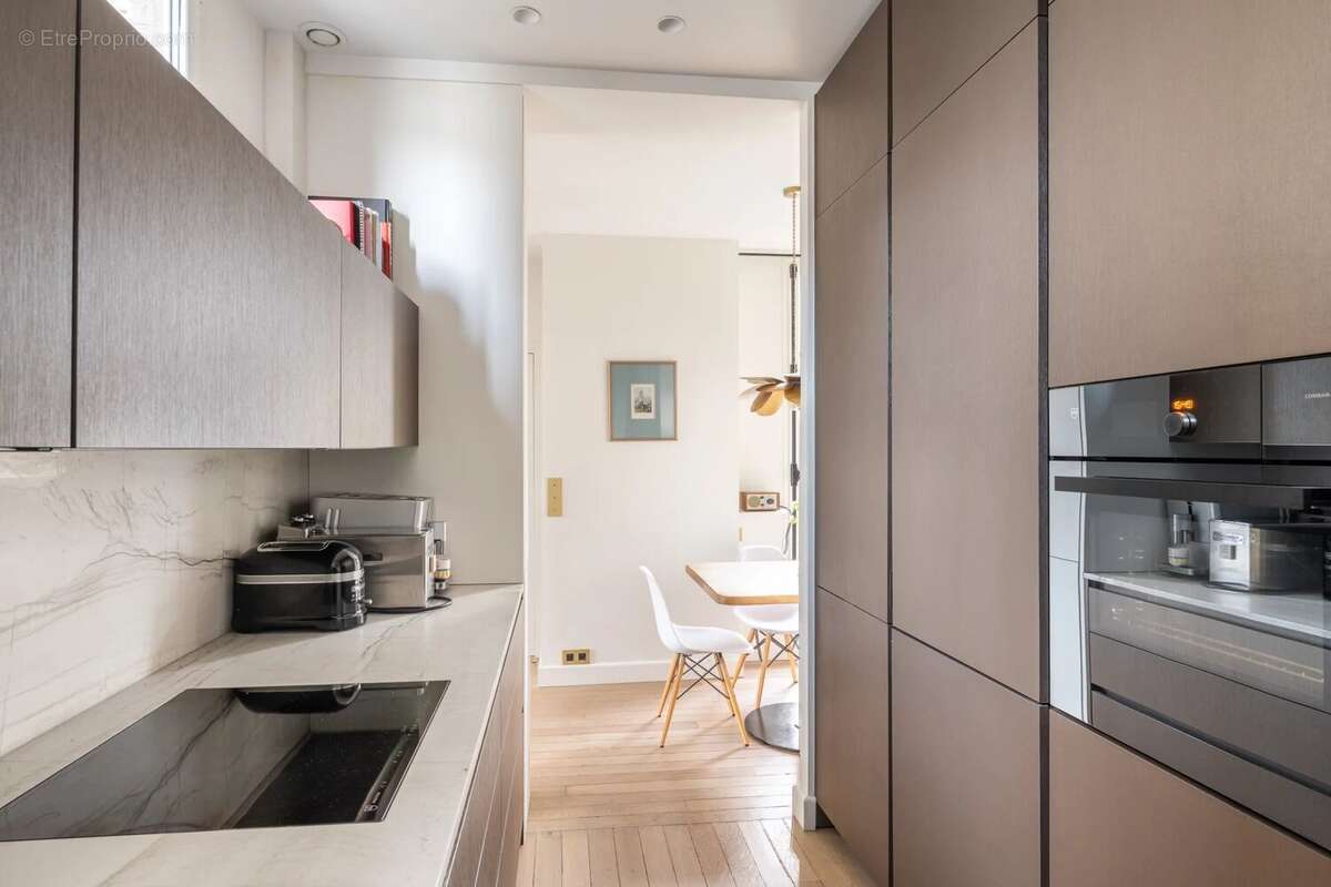 Appartement à PARIS-16E