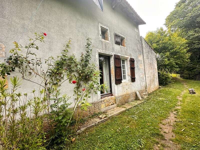 Maison à SAINT-GERMAIN-DE-MONTBRON