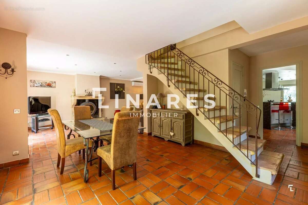 LE DOMAINE PROVENÇAL - Villa T6 de 287m² dont deux dépendances de 26m² - Piscine - Terrain de 6900m²  - 13011 EOURES - photo 13