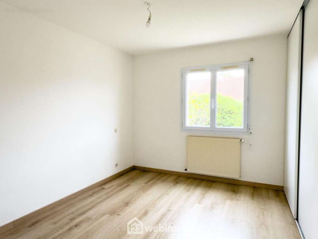 L'espace nuit distribue 3 chambres... - Maison à TOUTLEMONDE