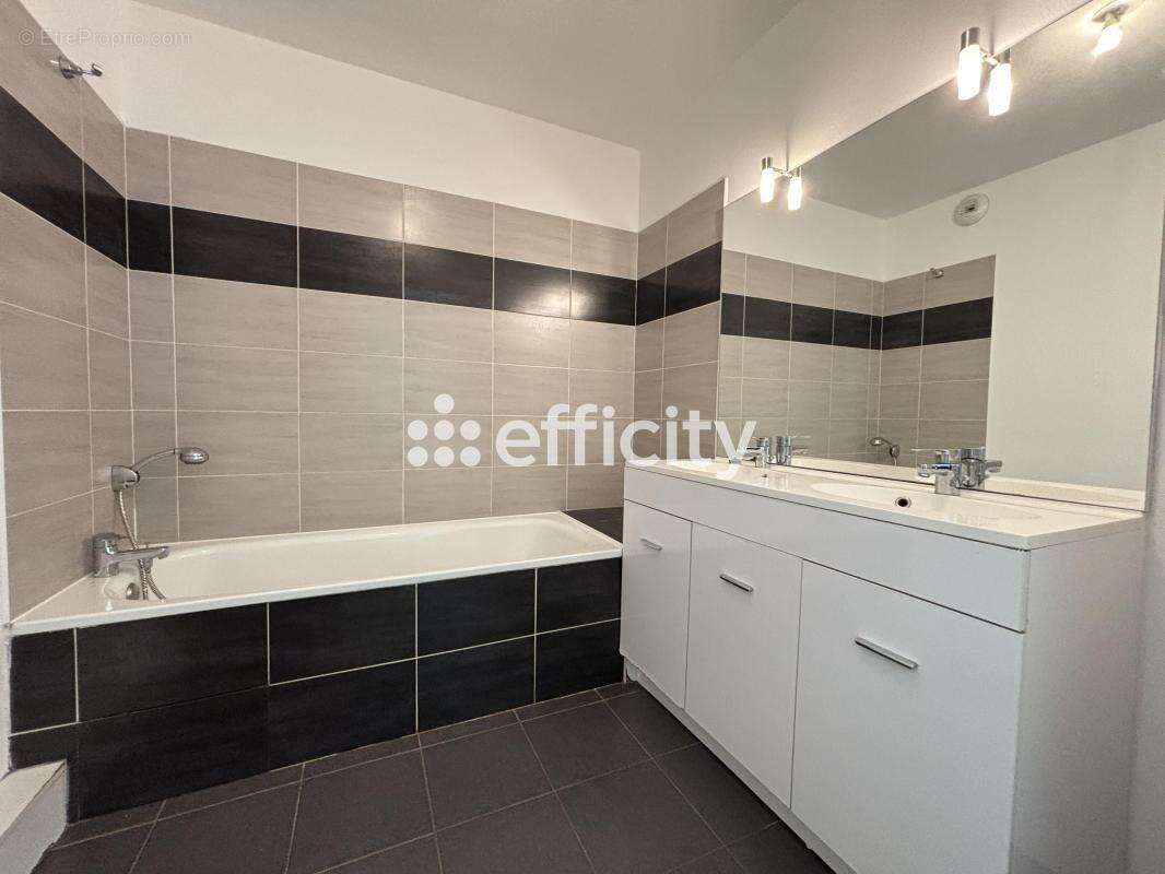 Appartement à BEAUZELLE