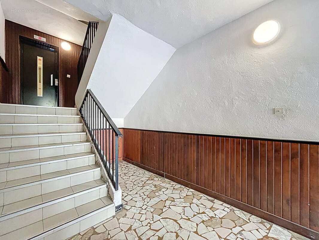 Grand F2 à rénover avec fort potentiel – Résidence ARINELLA (Lupino, Bastia) - photo 13