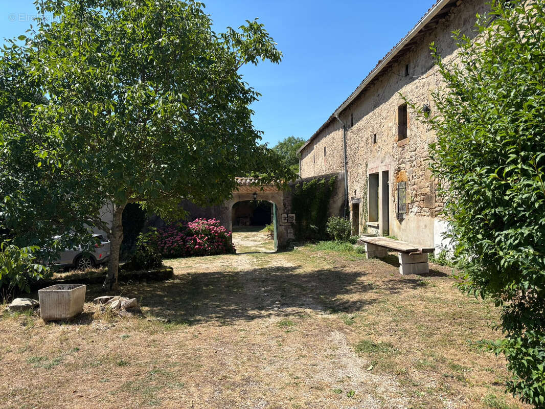 Ensemble immobilier avec dépendances, piscine et lac - photo 3