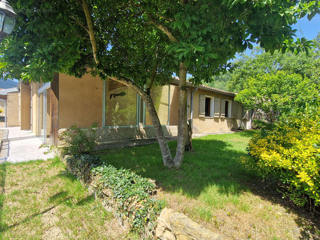 Maison de plain pied avec jardin, piscine et garage - photo 9
