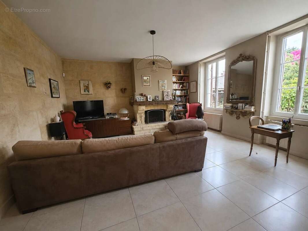 Maison 182 m² à Teuillac  - photo 3