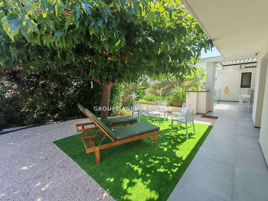 A vendre villa vue mer environ 200 m2 entierement renovee offrant 5 chambres dont 4 en suite piscine garage a saint aygulf - photo 9
