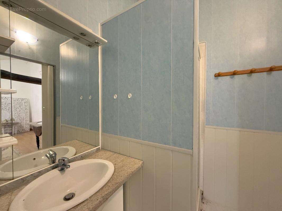 Maison à SAINT-BARTHELEMY-DE-BUSSIERE