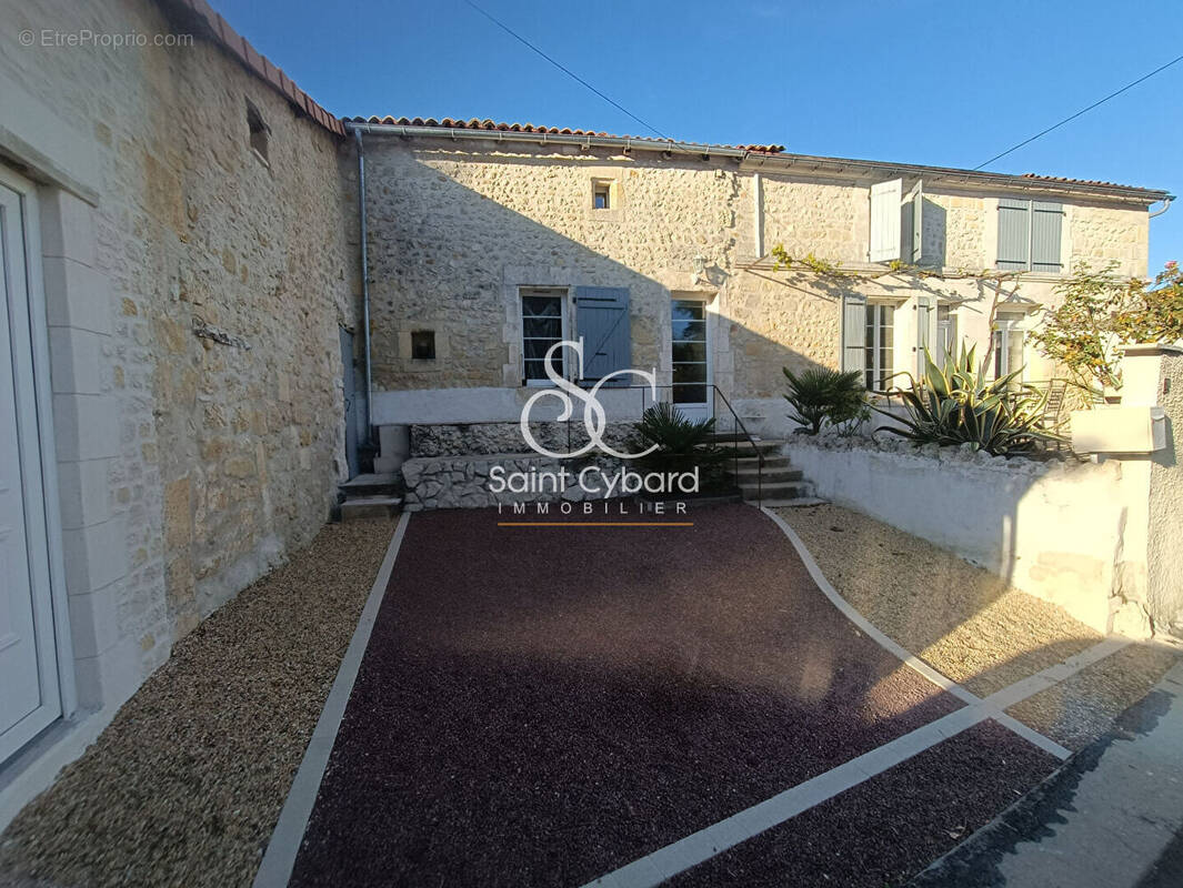 Maison à ROULLET-SAINT-ESTEPHE