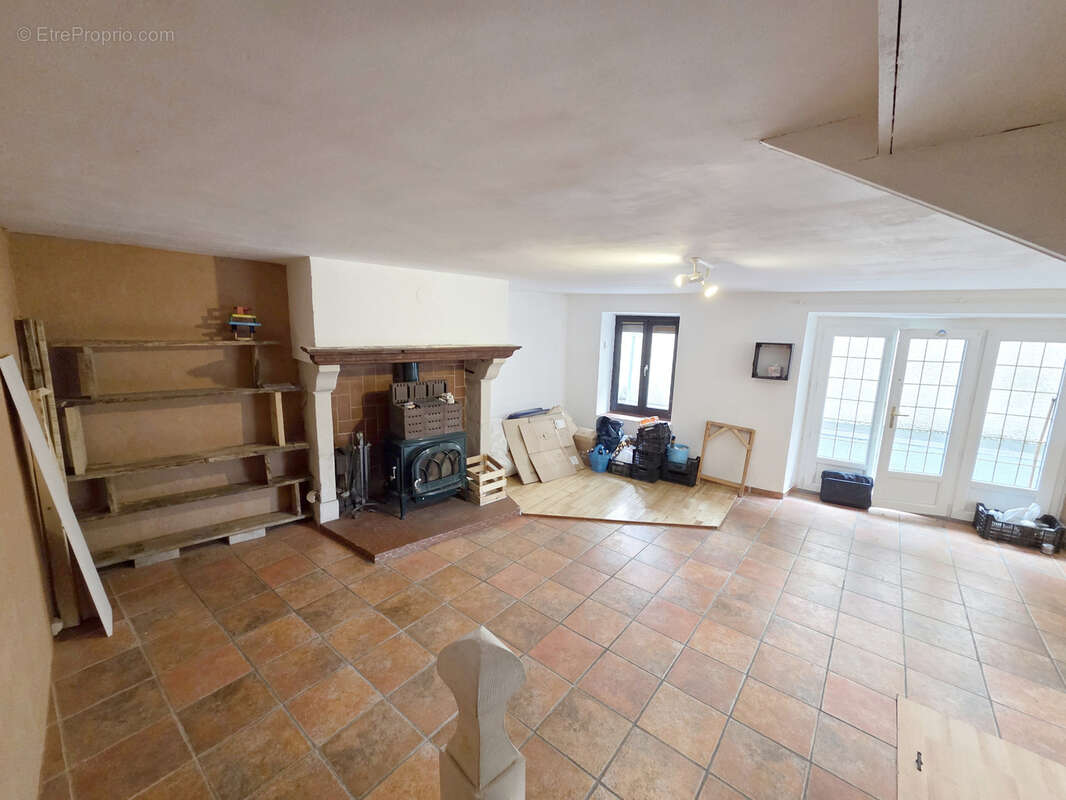 Autre à CHAMPAGNAC-LE-VIEUX