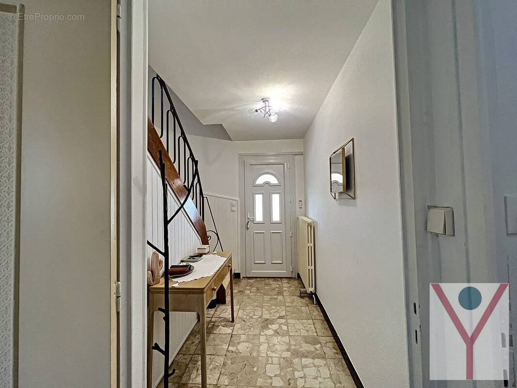 Entrée.       Malika ZIRANE 06 64 19 10 47 - Maison à BOURG-EN-BRESSE