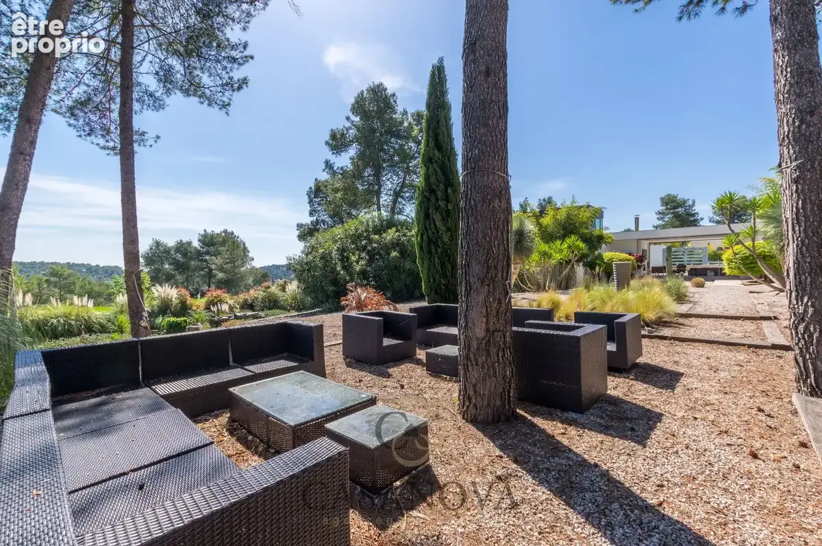 "Un chef d'uvre de verre et de perspectives érigé sur un parc de 5750m² entouré de verdure". - photo 3