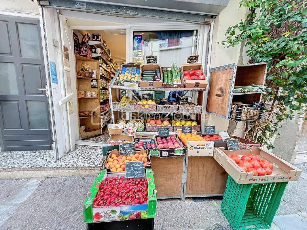 Commerce à PEZILLA-LA-RIVIERE