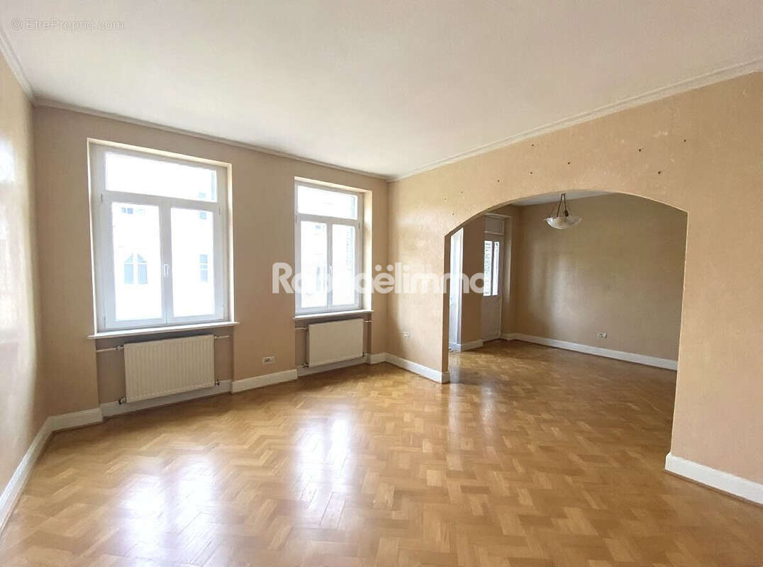 Pièce désemcombrée par IA - Appartement à STRASBOURG