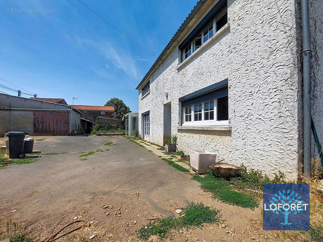 Maison de campagne avec beau potentiel, terrain clos et dépendances - photo 15