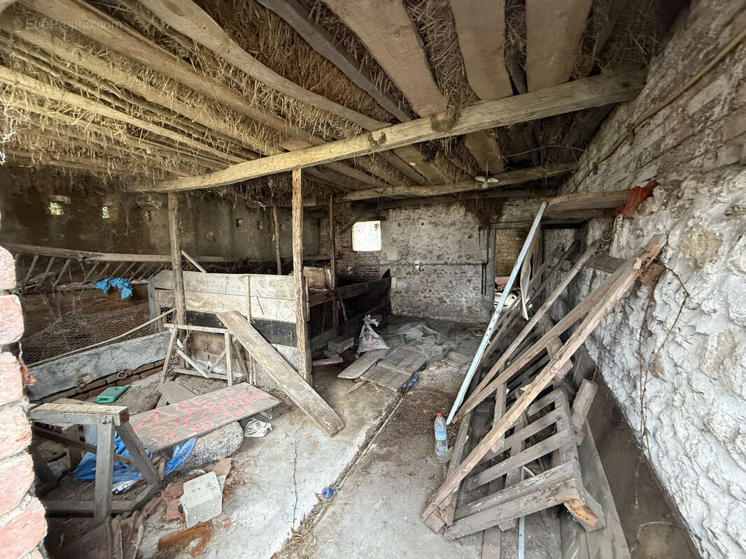 Ferme à rénover sur un terrain de 527 m2 - photo 5