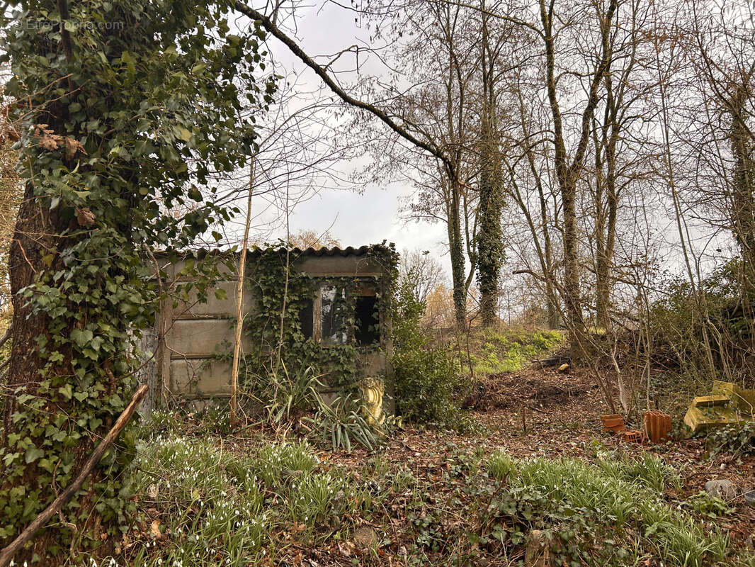 Terrain à LE PONT-CHRETIEN-CHABENET