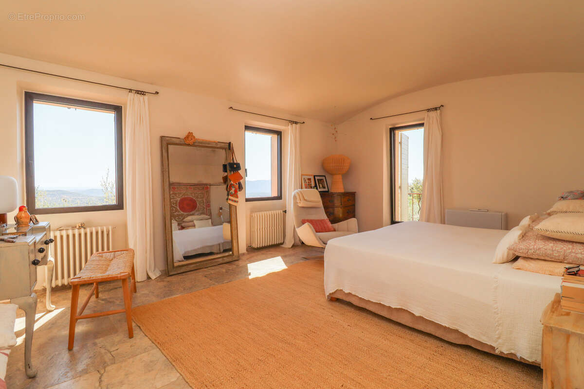 Maison à CHATEAUNEUF-GRASSE