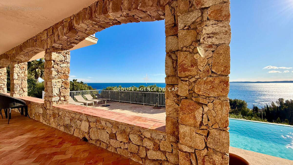 Villa provencale de charme en pierre avec piscine et garage de plus de 100 m² a pied des plages  et commerces, vue mer panoramiq - photo 5