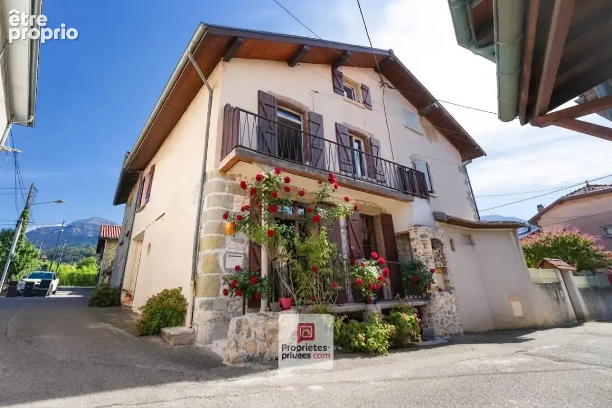 Voreppe (38340) - Maison de village T6 - 5 chambres - Balcon - Cave - Grenier - photo 2