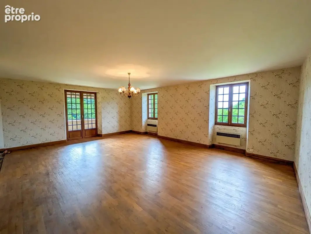 Un joyau rural — ferme, appartement, granges et 1,6 hectare. - photo 4