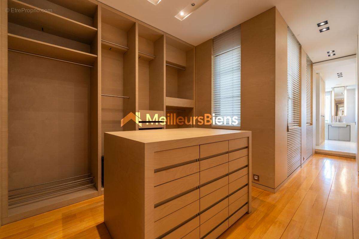 Une adresse emblématique au sein du Triangle d'Or  Duplex de réception signé Wilmotte - photo 17