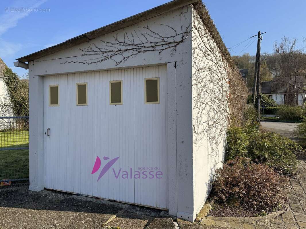 Parking à GRUCHET-LE-VALASSE