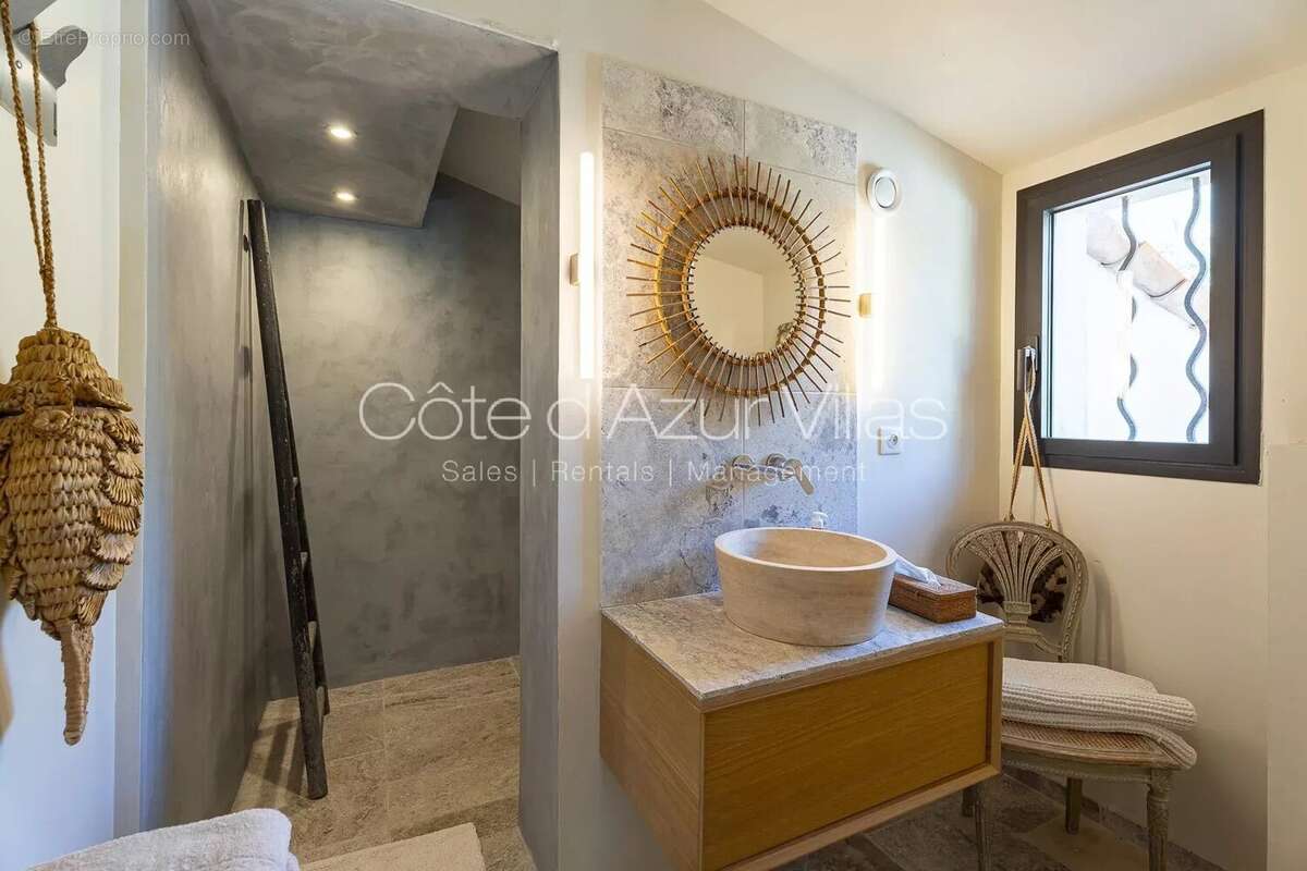 Maison à CHATEAUNEUF-GRASSE