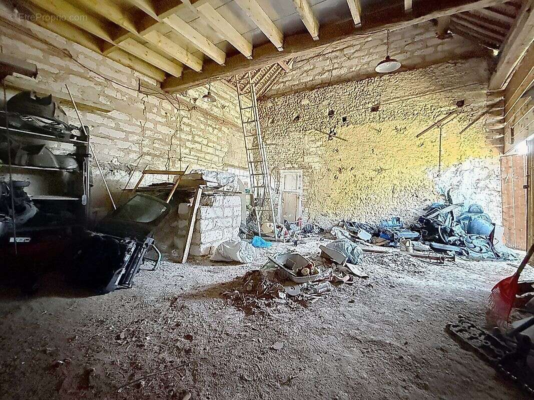 Parking à LES CLERIMOIS