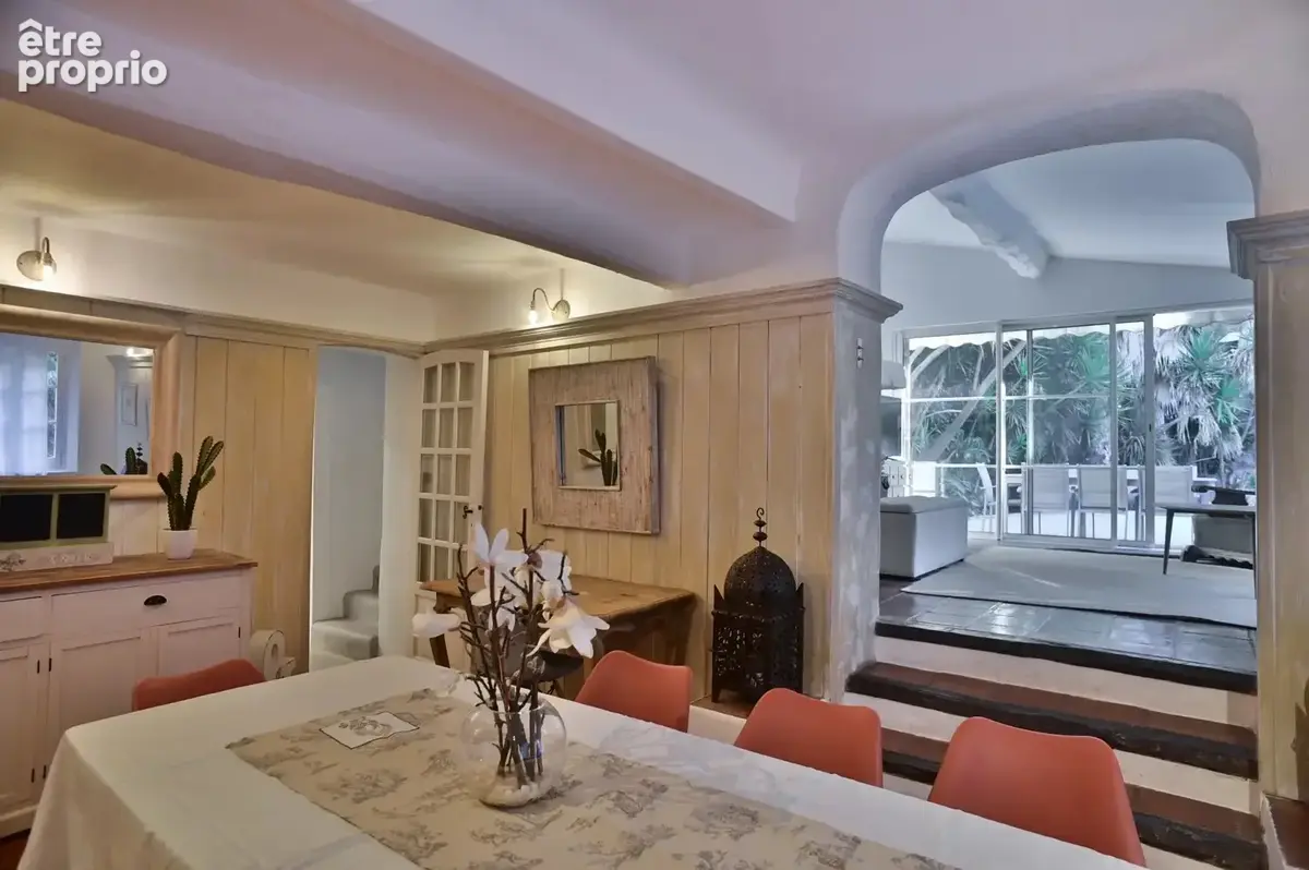 CANNES - Propriété située dans le quartier Californie - Piscine - photo 3