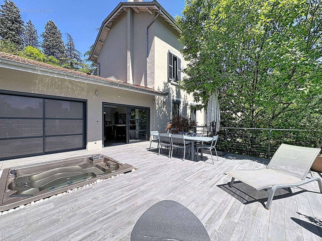A VENDRE MAISON 1900 Caluire CENTRE BOURG  10 pièce(s) 307 m2 - photo 5
