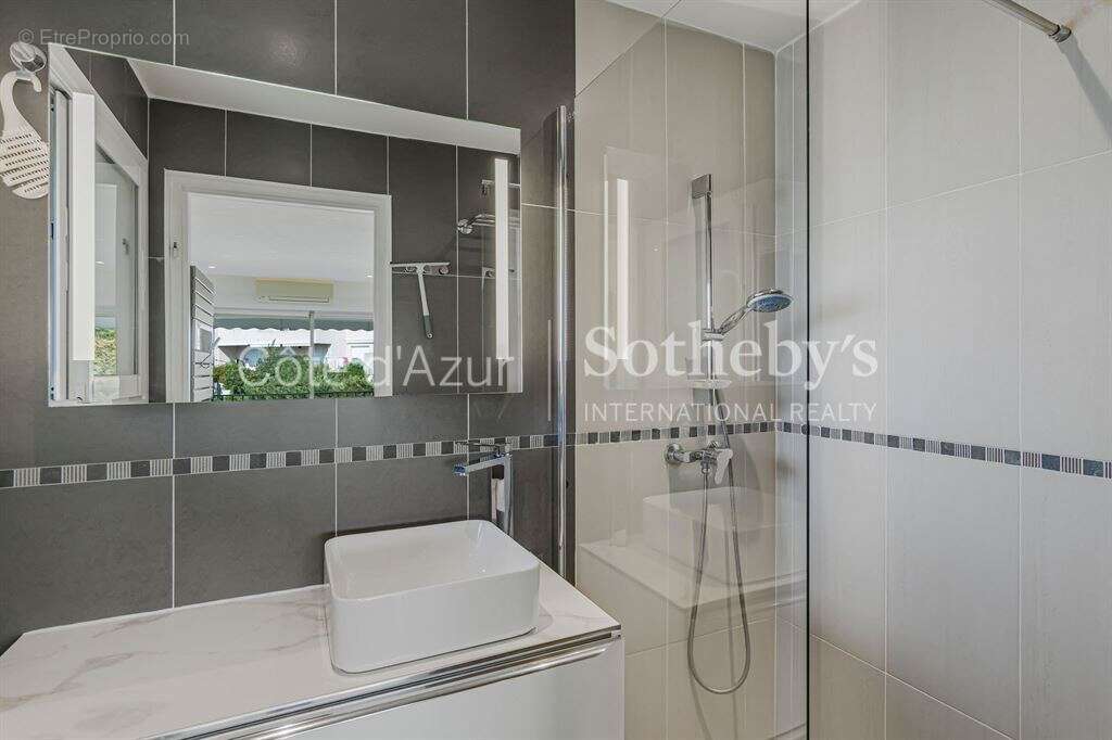 Golfe-Juan, appartement rénové en étage élevé avec terrasse et vue mer panoramique - photo 12