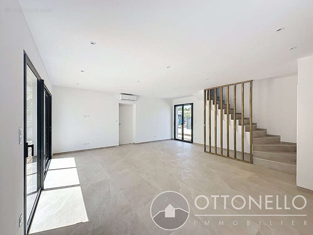 Maison à ROQUEBRUNE-SUR-ARGENS