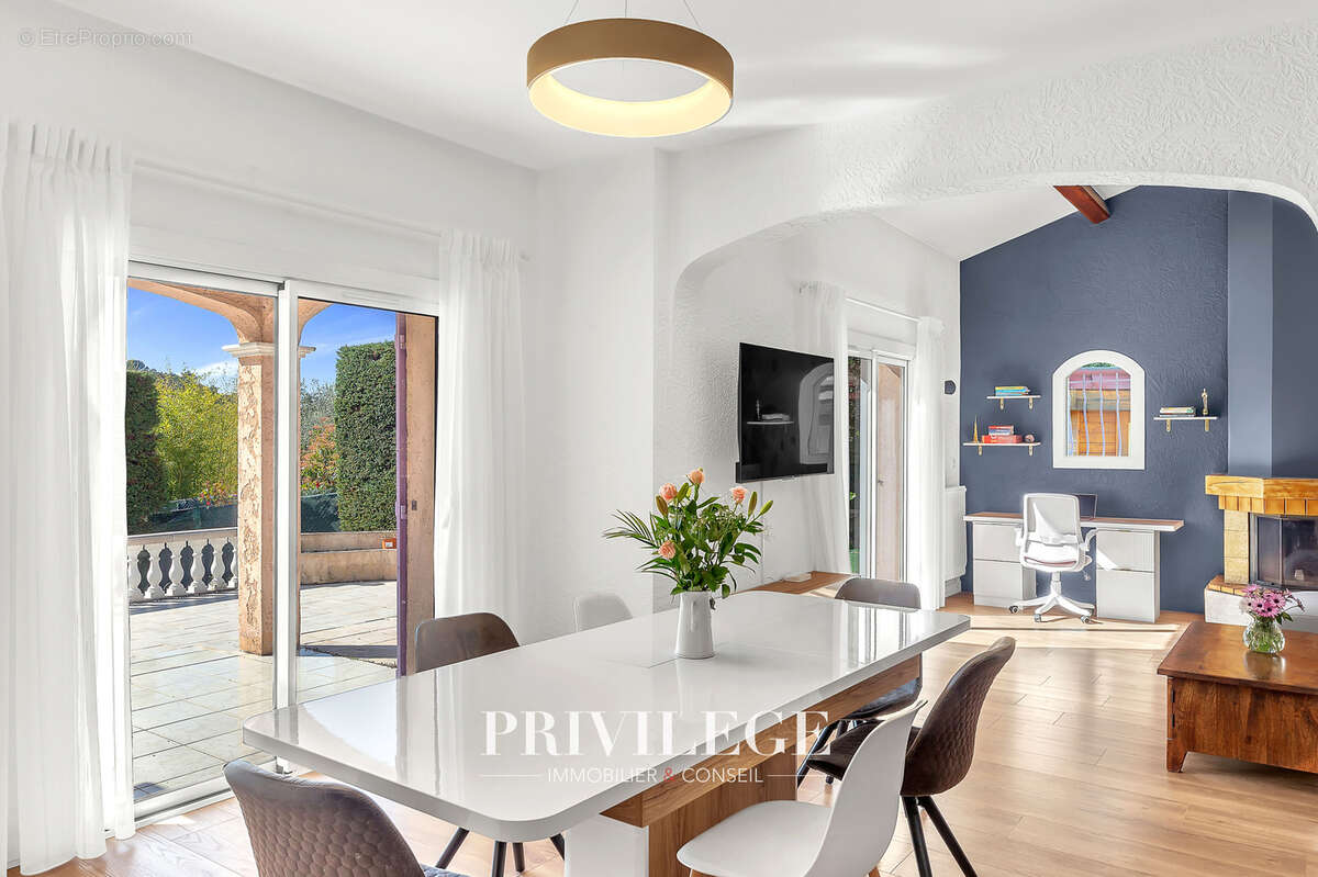 Maison à LA ROQUETTE-SUR-SIAGNE