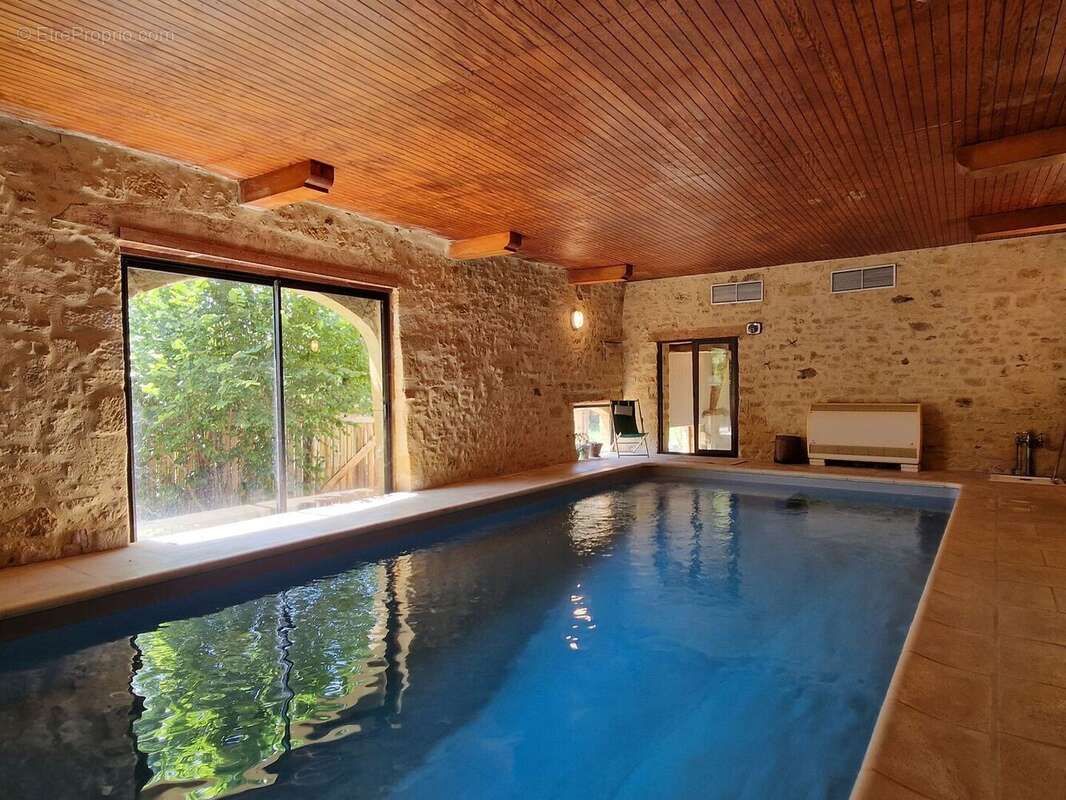 Propriété de charme avec dépendances, piscine et jardin dans un hameau. - photo 2