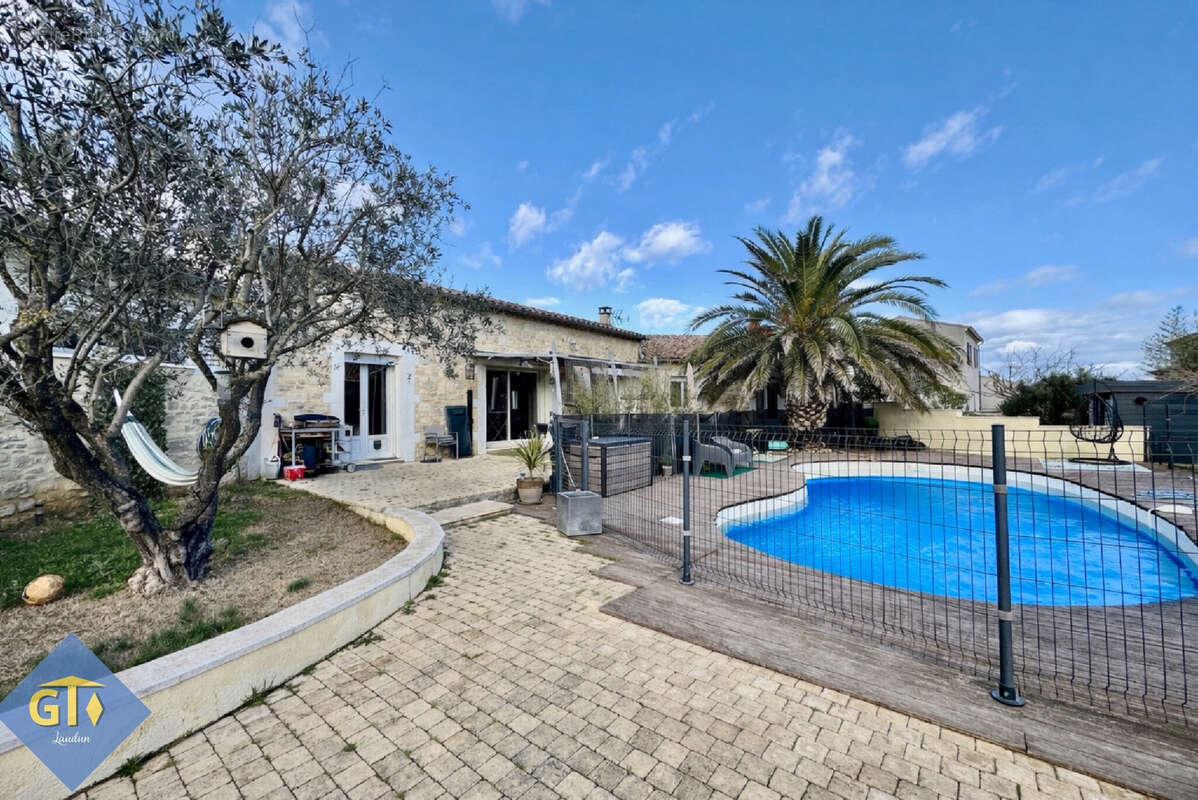 Maison à LAUDUN-L'ARDOISE