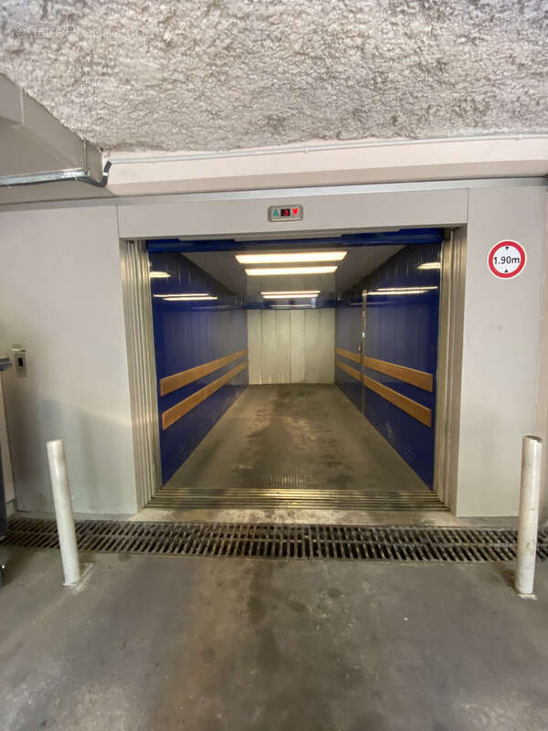 Parking à VALLAURIS