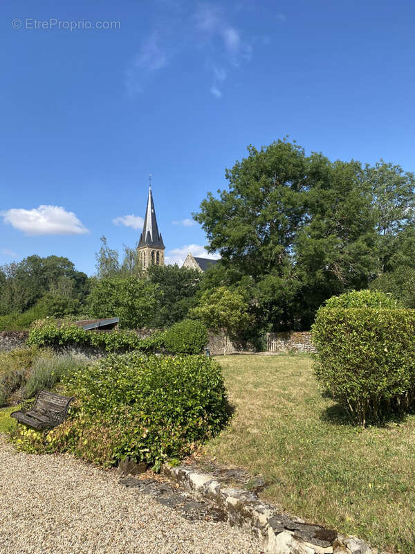 EXCLUSIVITE à SULLY, longère rénovée en centre bourg, 5 chambres, garage et jardin paysagé clos. - photo 4