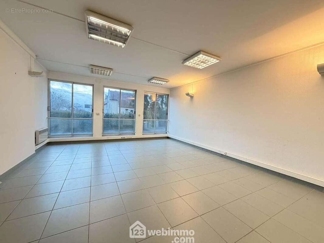 Un espace élégant et lumineux pour valoriser votre entreprise et ... - Commerce à LAON