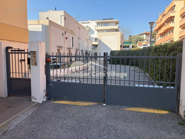 Parking à LA TRINITE