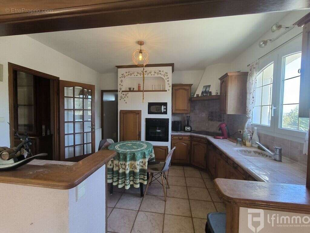 Villa d'exception de 140 m2, jardin de 3096 m2 arborés, et pisci - photo 4