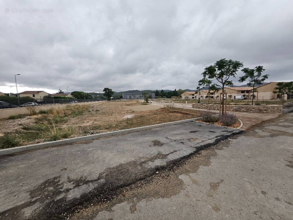 Terrain à PEYROLLES-EN-PROVENCE