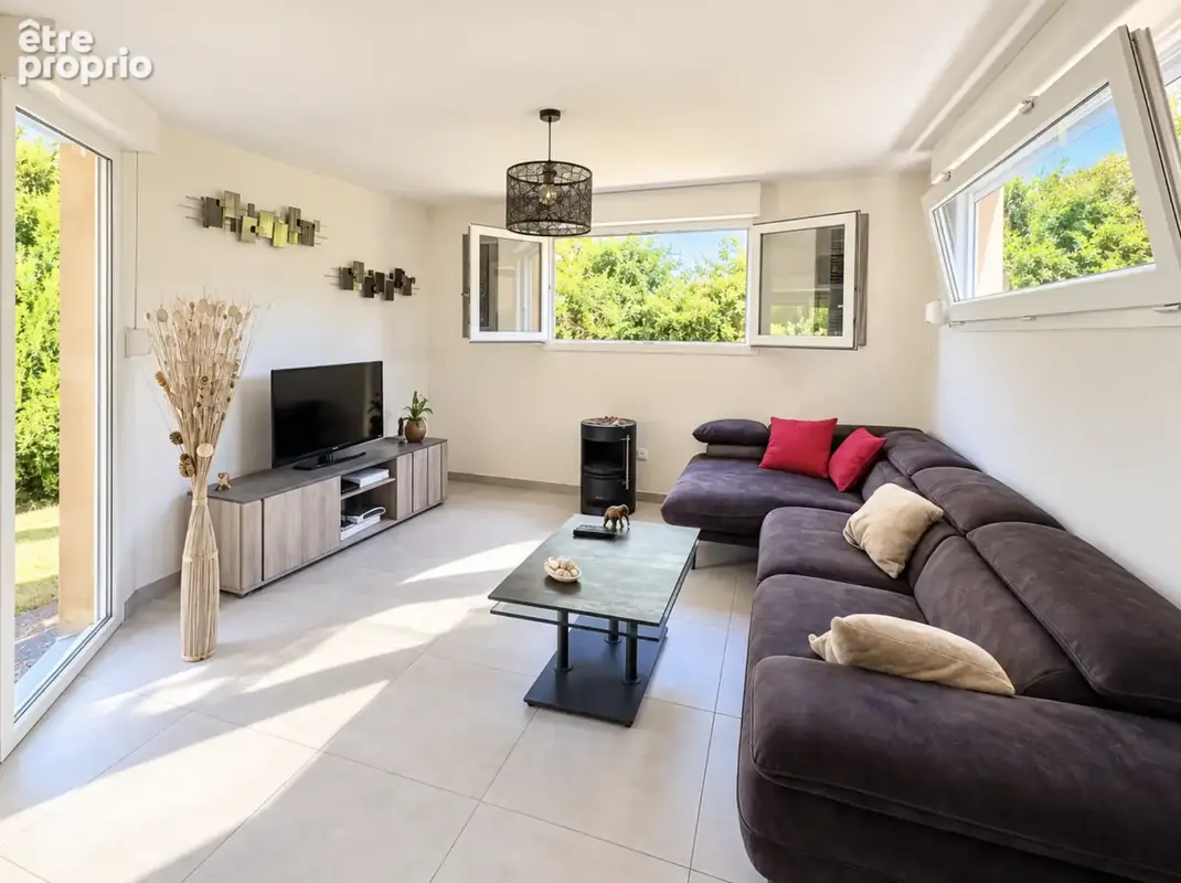 EN exclusivité:  Belle maison familiale avec piscine sur un terrain de 1 187 m2 - photo 3