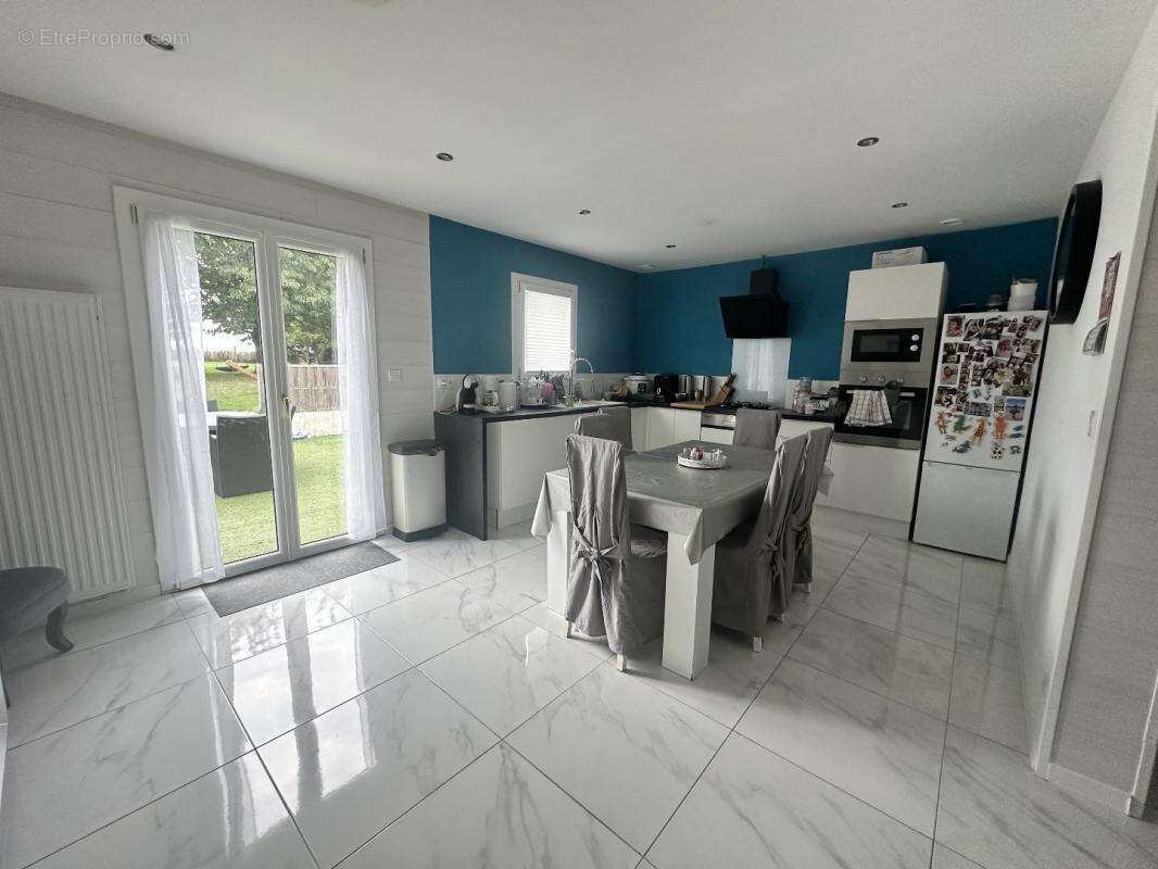 Maison à TREMBLAY-LES-VILLAGES